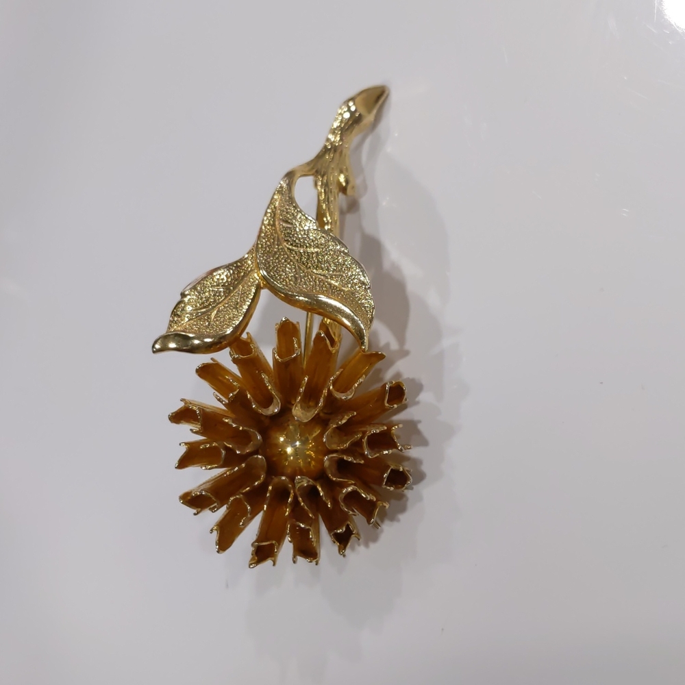 3/$30 Vintage Emmons gold tone sunflower brooch pin